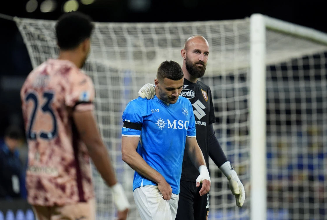 Torino’s Vanja Milinkovic-Savic consoles Napoli’s Alessandro Buongiorno after he sustained an injury during their Serie A match at Stadio Diego Armando Maradona, Naples, Apr. 27, 2025. (Reuters)