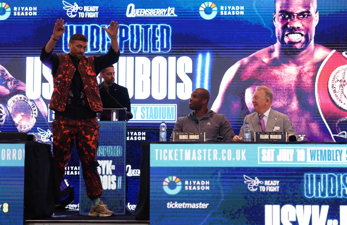 Oleksandr Usyk with Daniel Dubois and promoter Frank Warren during a press conference at Wembley Stadium, London, Apr. 29, 2025. (Reuters)