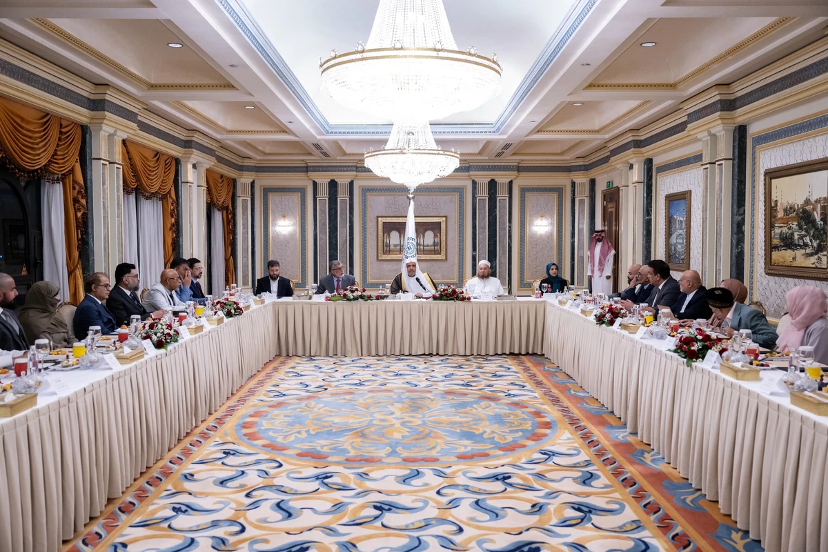 The secretary-general of the Muslim World League, Mohammed bin Abdulkarim Al-Issa, met British Islamic leaders in Madinah on Wednesday. (Supplied)