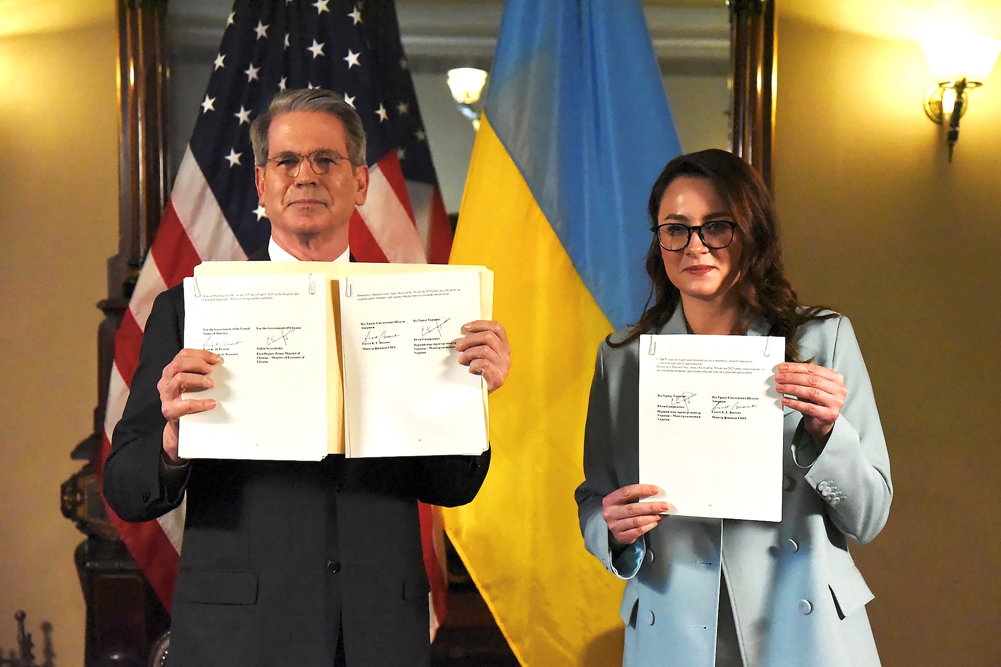 US Treasury Secretary Scott Bessent (L) and Ukraine's Deputy Prime Minister Yulia Svyrydenko (R) attend a ceremony to sign a minerals deal, in Washington DC, Apr. 30, 2025. (AFP)