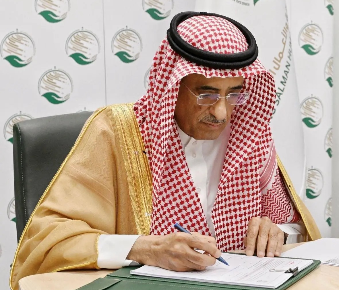 Ahmed bin Ali Al-Baiz, KSrelief’s Assistant Supervisor-General for Operations and Programs, signed the program on behalf of the aid agency. (SPA)