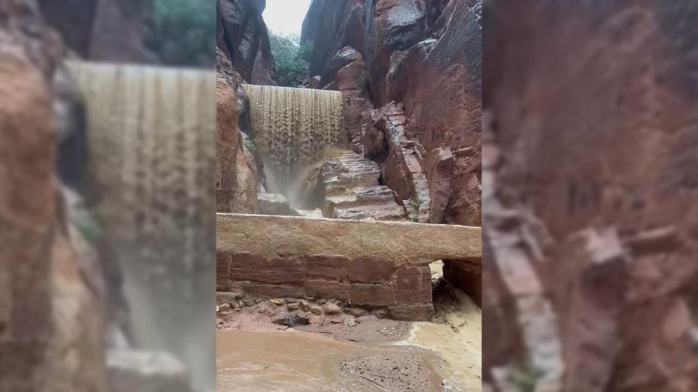 Hundreds of tourists were evacuated and the flood waters continued to rise. (Internet)