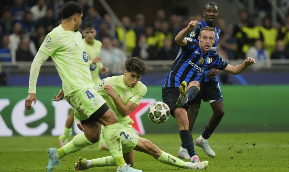 Inter Milan's Davide Frattesi, right, scores his side's fourth goal during the Champions League semifinal second leg soccer match between Inter Milan and Barcelona at San Siro stadium in Milan , Italy, Tuesday, May 6, 2025. (AP)