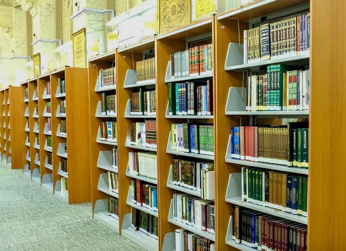 The library houses a vast collection of religious texts, rare manuscripts, and resources in multiple languages across various fields of knowledge. (SPA)