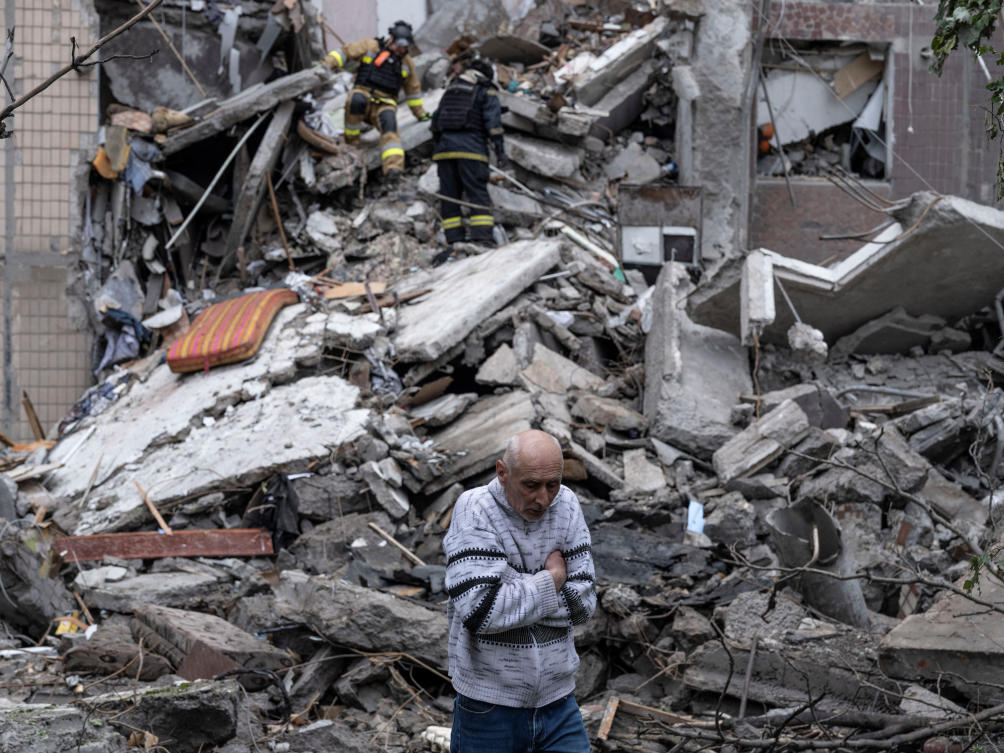 A resident reacts in front of his apartment building heavily damaged a day before, by a Russian air strike, while rescuers try to find his mother under debris, in the frontline town of Kostiantynivka, in Donetsk, May 8, 2025. (Reuters)