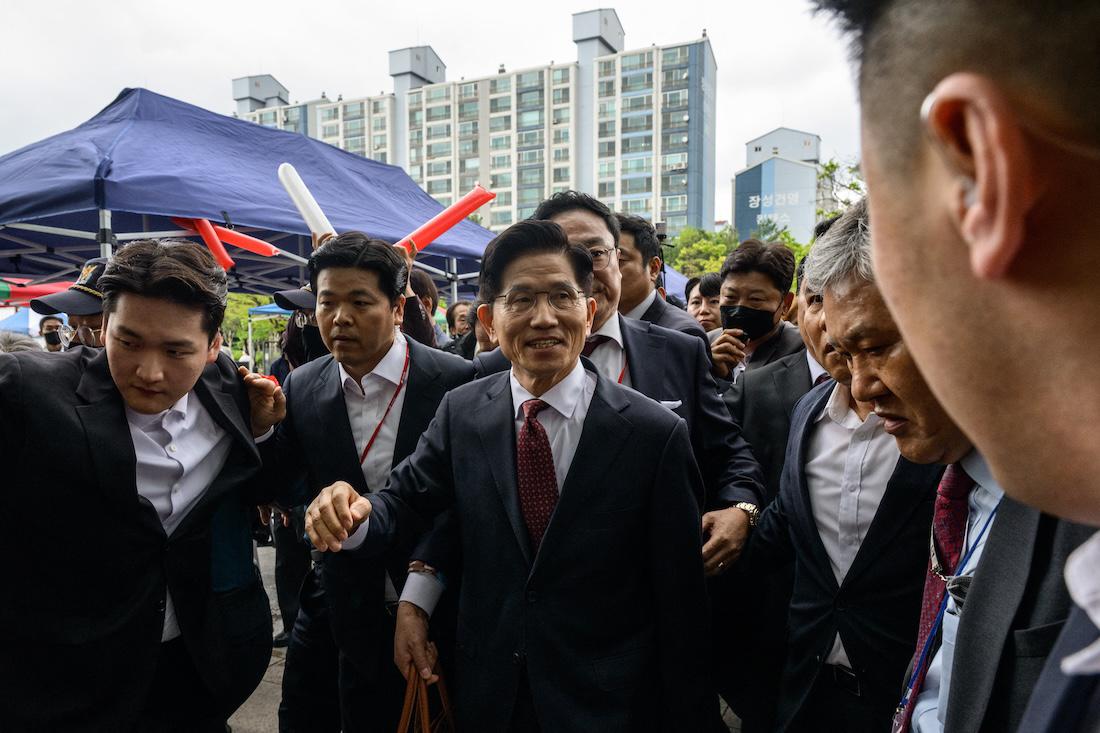 Former labour minister Kim Moon-soo (C) arrives at a party national convention to choose South Korea's conservative People Power Party's (PPP) candidate for the upcoming presidential election. (File/AFP)