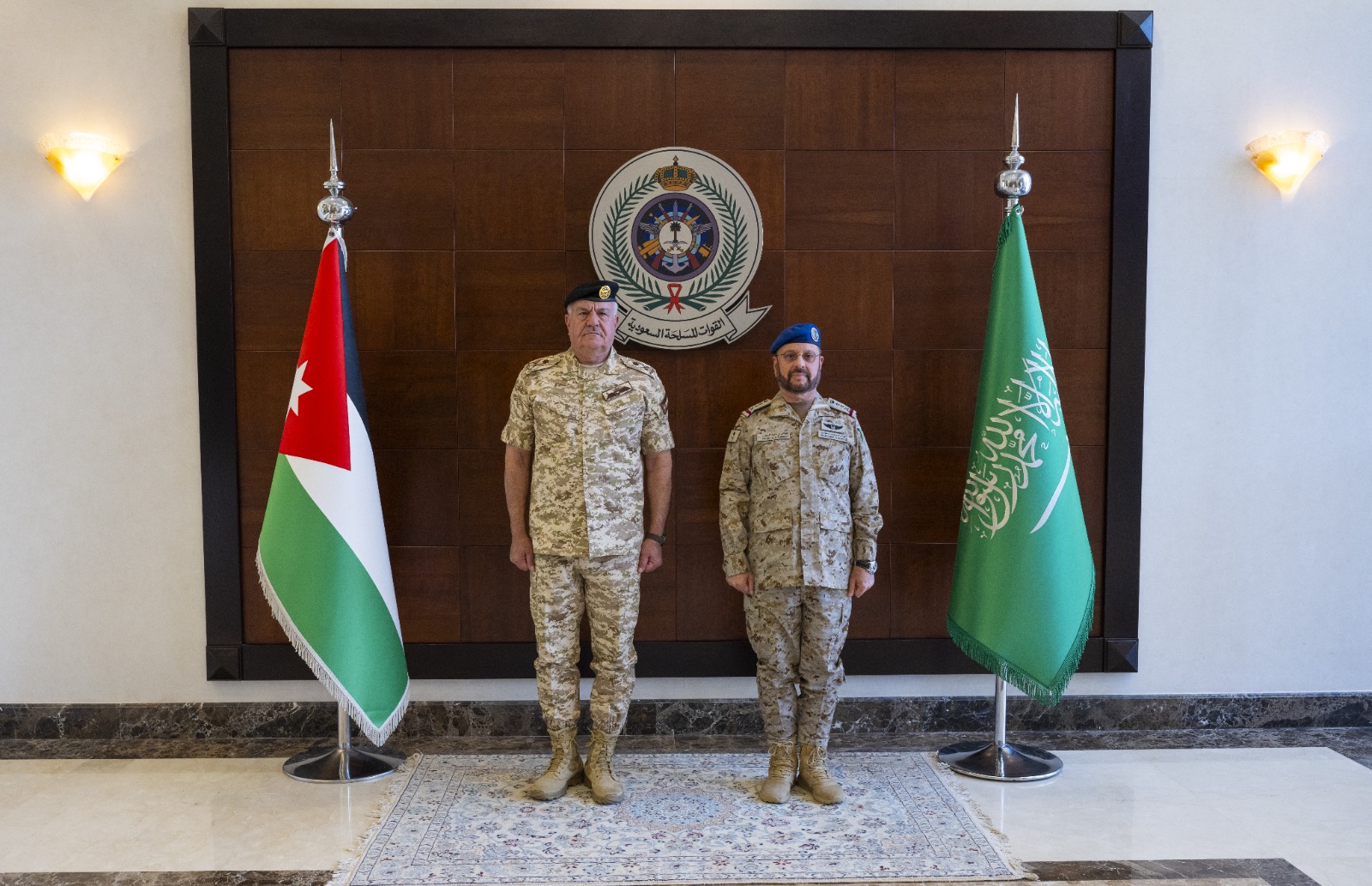 Maj. Gen. Yousef Ahmed Al-Hunaiti, chairperson of the Joint Chiefs of Staff of the Jordanian Armed Forces, and his Saudi counterpart, Gen. Fayyadh Al-Ruwaili, in Riyadh. (Petra)