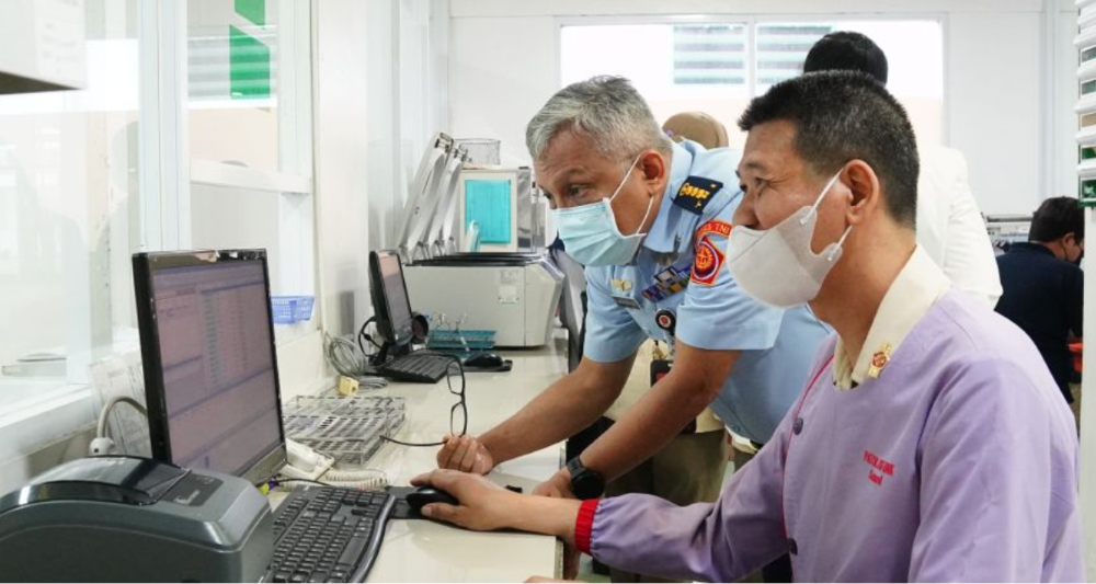 Health workers look over data of malaria cases in Indonesia at Gatot Soebroto Army Hospital. (RSPAD Gatot Soebroto)
