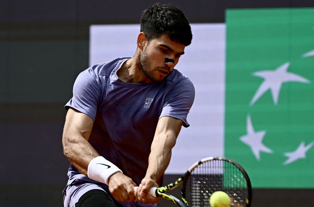 Spain’s Carlos Alcaraz plays a backhand return to Britain’s Jack Draper during their quarterfinal match at the ATP Rome Open tennis tournament at the Foro Italico in Rome on Wednesday. (AFP)