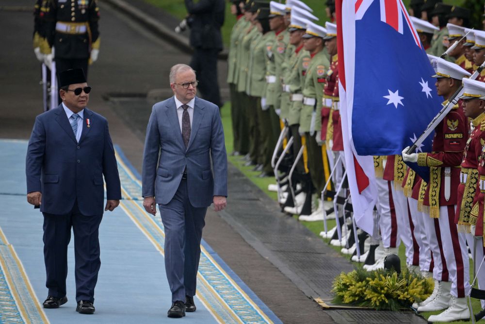 Indonesian President Prabowo Subianto and Australian Prime Minister Anthony Albanese inspect the presidential honor guard at the Presidential Palace in Jakarta on May 15, 2025. (AFP)