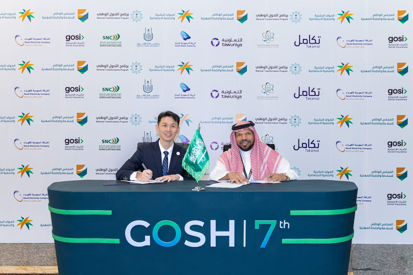 Dr. Jason Lee, director of the Heat Resilience and Performance Centre at National University of Singapore, left, and Saudi National Council for Occupational Safety Secretary-General Majed Alfuwaiz sign a memorandum of understanding in Riyadh on May 5, 2025. (HRPC)