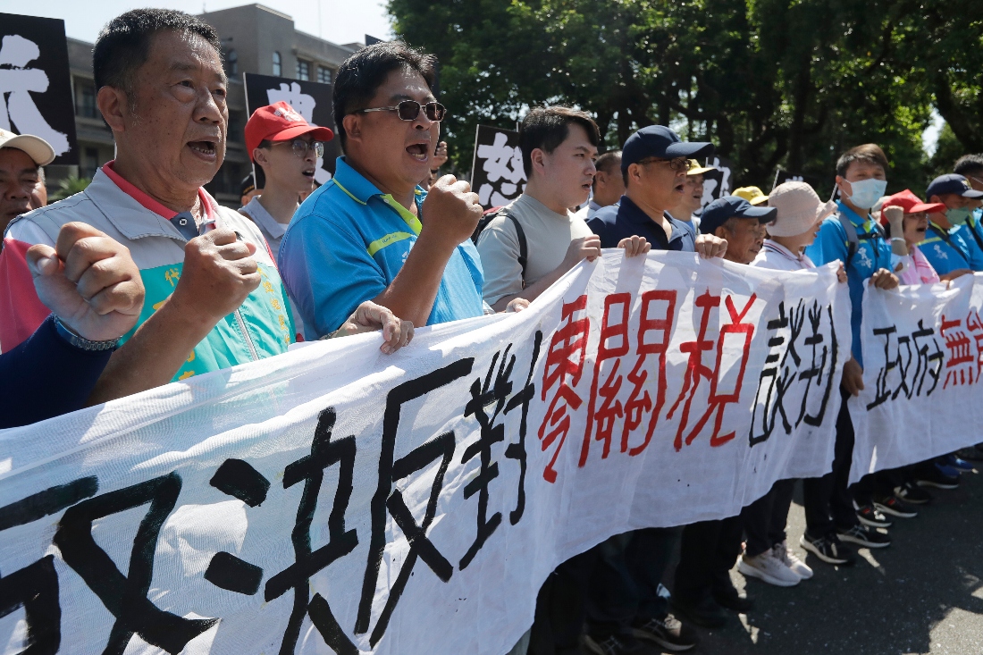 Taiwanese farmers protest against government tariff policy. (AP)