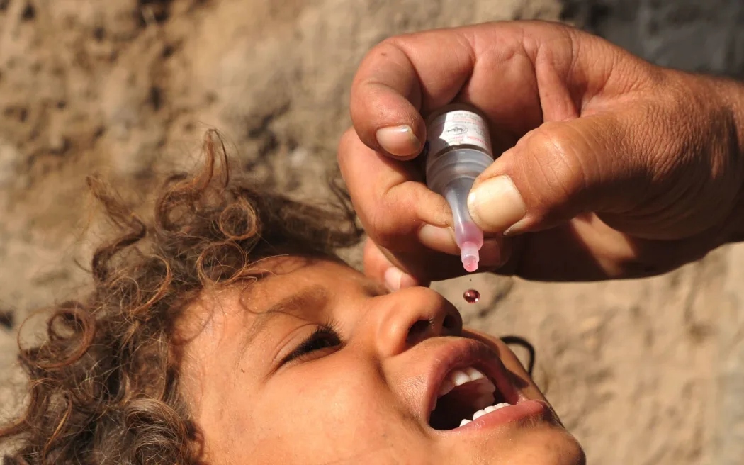 Child taking polio vaccine. (Internet)