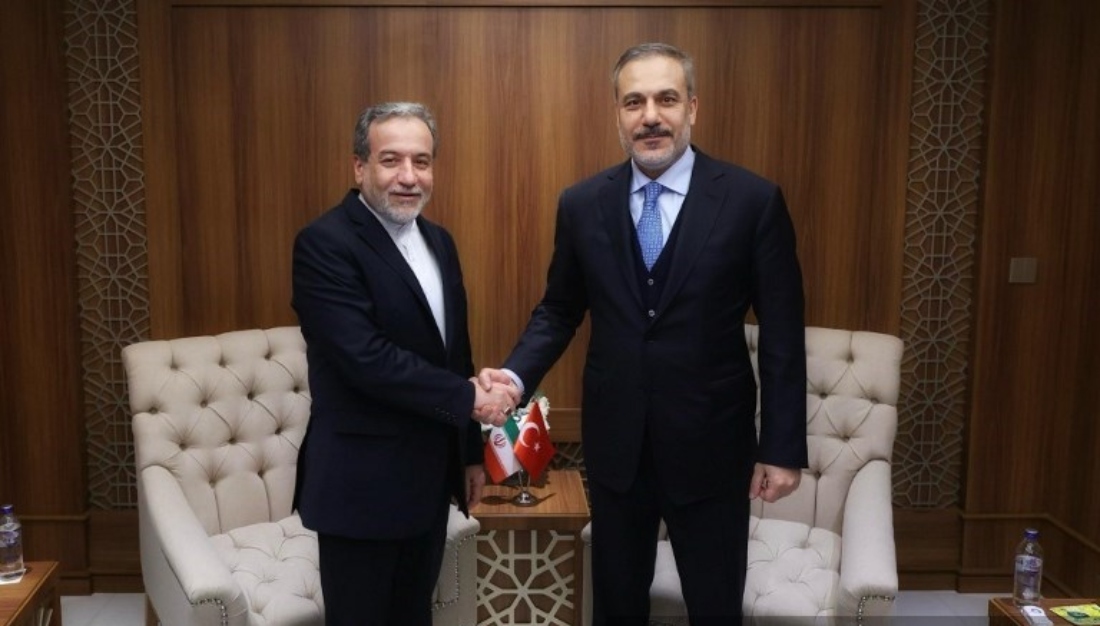 Turkish foreign minister Hakan Fidan shakes hands with Iranian counterpart Abbas Aragchi at OIC in Jeddah, Saudi Arabia. (AFP)