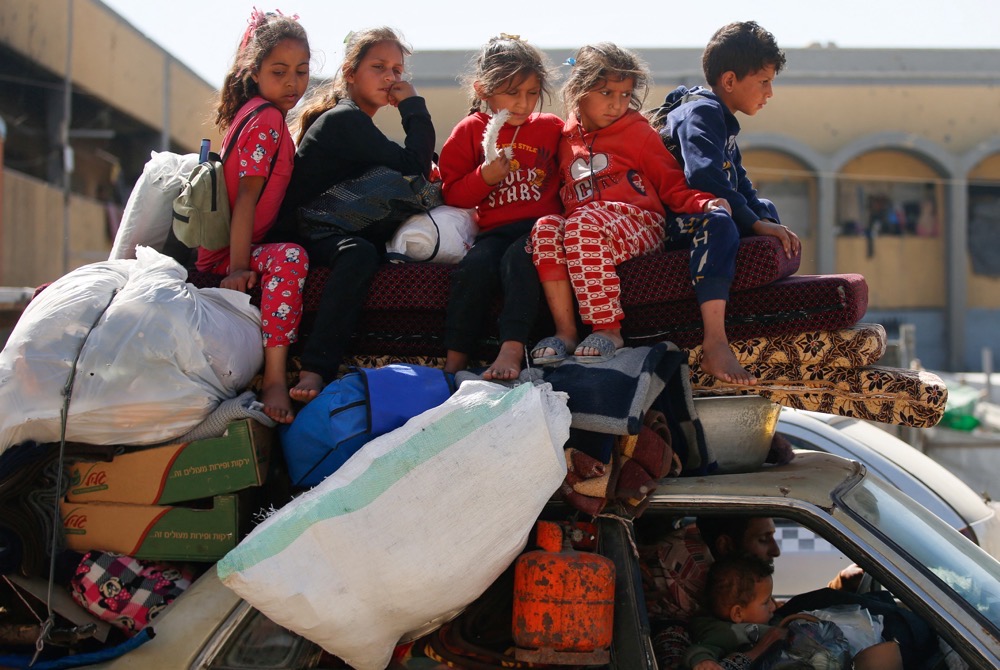 Palestinians make their way with belongings as they fled their homes, after Israeli air strikes, in the northern Gaza Strip May 16, 2025. (Reuters)