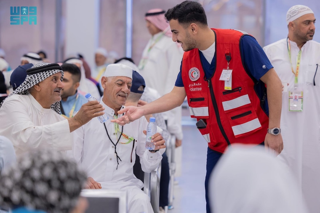 Volunteers from various government and charitable organizations are providing comprehensive support to Iraqi Hajj pilgrims at the Jadidat Arar border crossing in the Northern Borders region. (SPA)