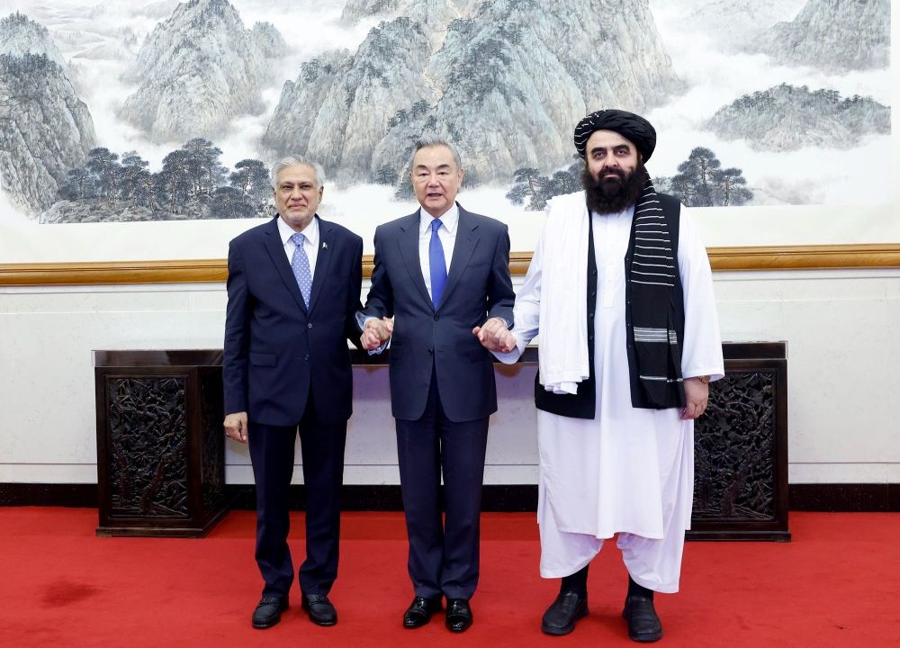 Chinese FM Wang Yi meets Pakistani FM Ishaq Dar, left, and Afghan FM Amir Khan Muttaqi, right, in Beijing on May 21, 2025. (Chinese MFA)