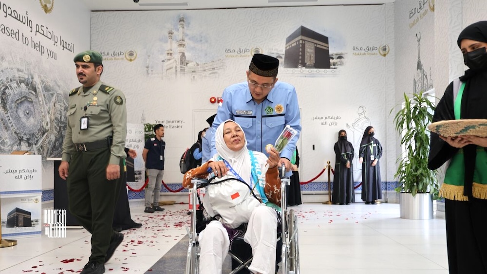 An Indonesian Hajj officer walks a pilgrim through the Makkah Route area at the King Abdulaziz airport in Jeddah on May 17, 2025. (KJRI Jeddah)