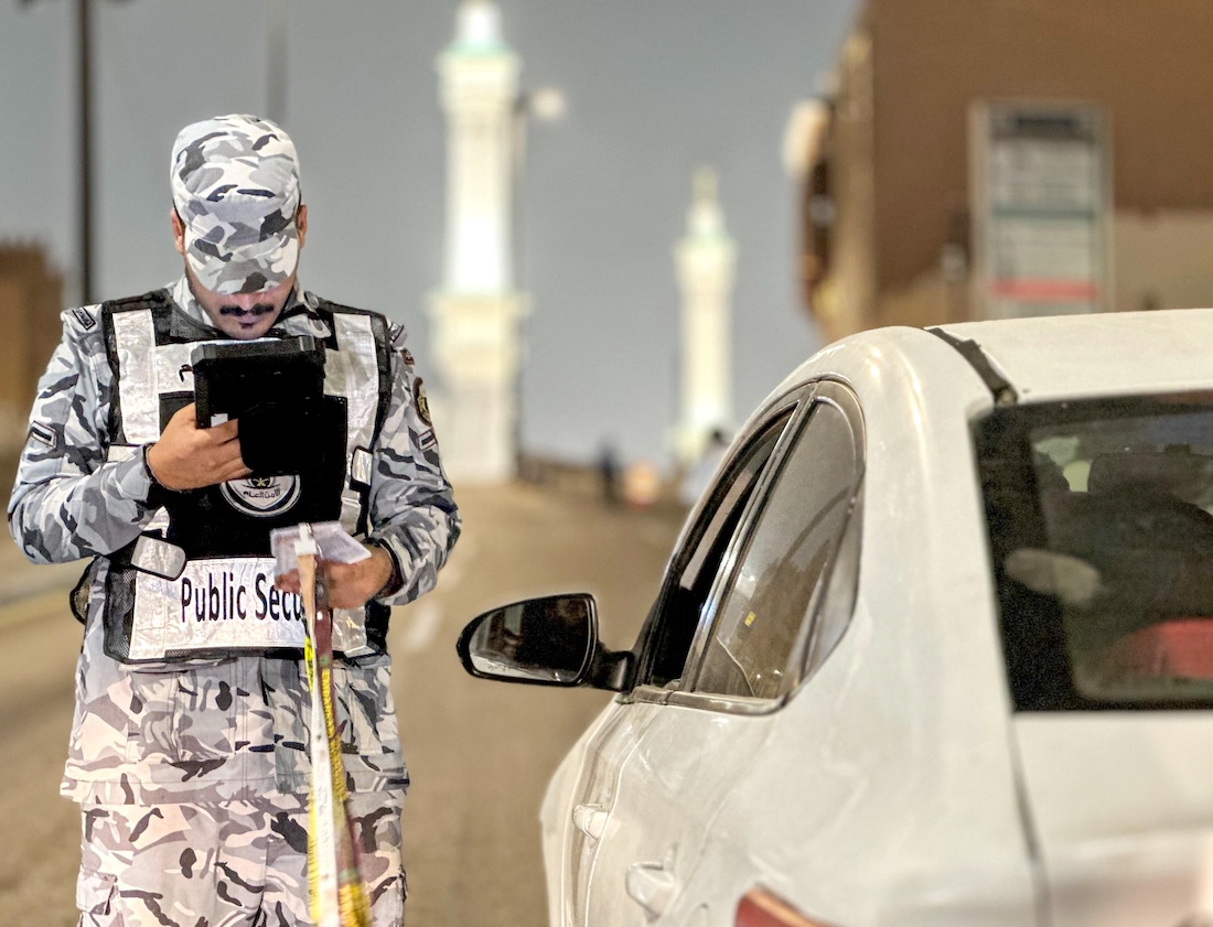 Saudi authorities inspect Hajj permits at Makkah entry points for pilgrim safety. (X: @insharifain)