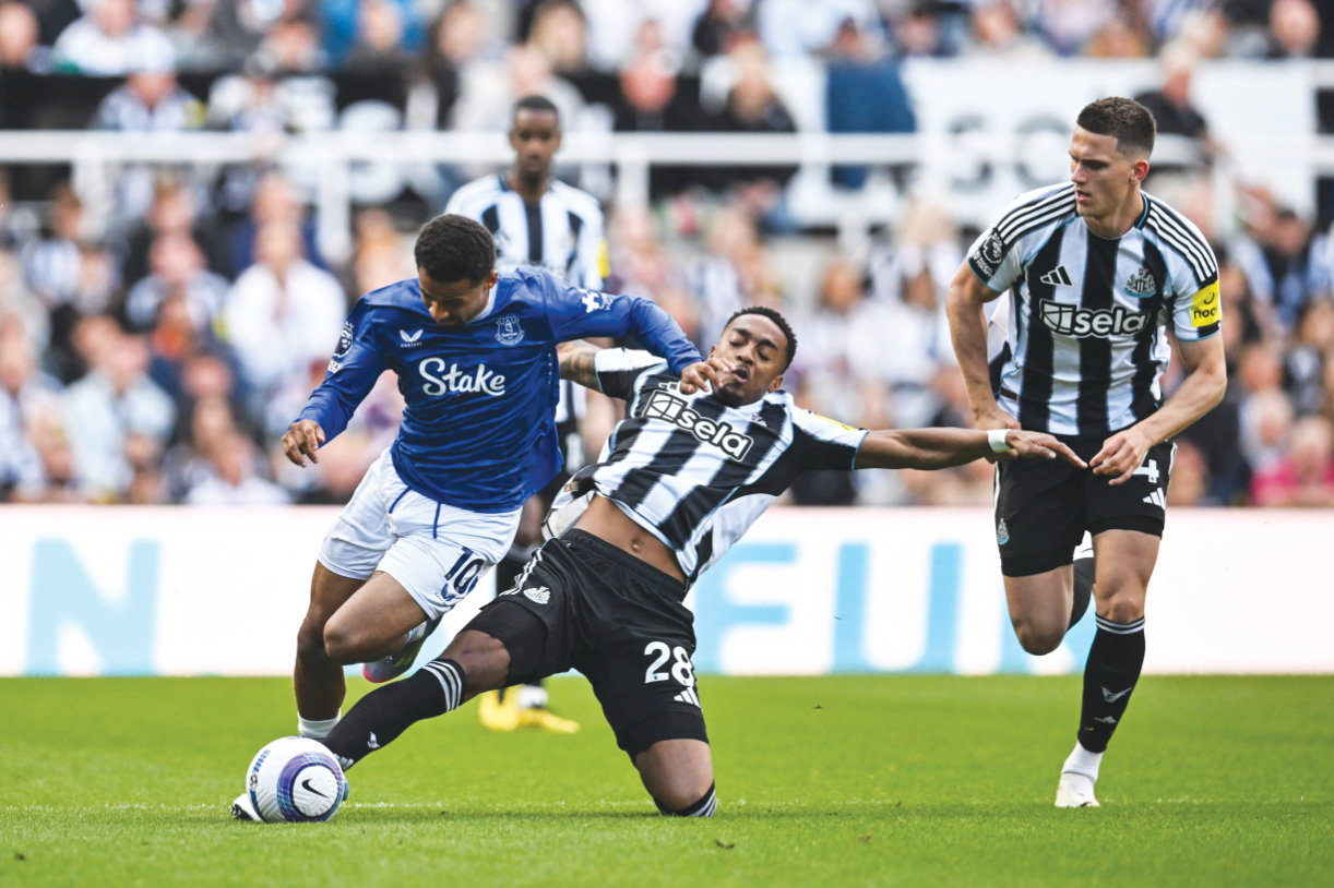 Everton’s Iliman Ndiaye and Newcastle’s Joe Willock during the match. The Magpies dominated but were undone by poor finishing and sloppy passing on Sunday. (AFP)