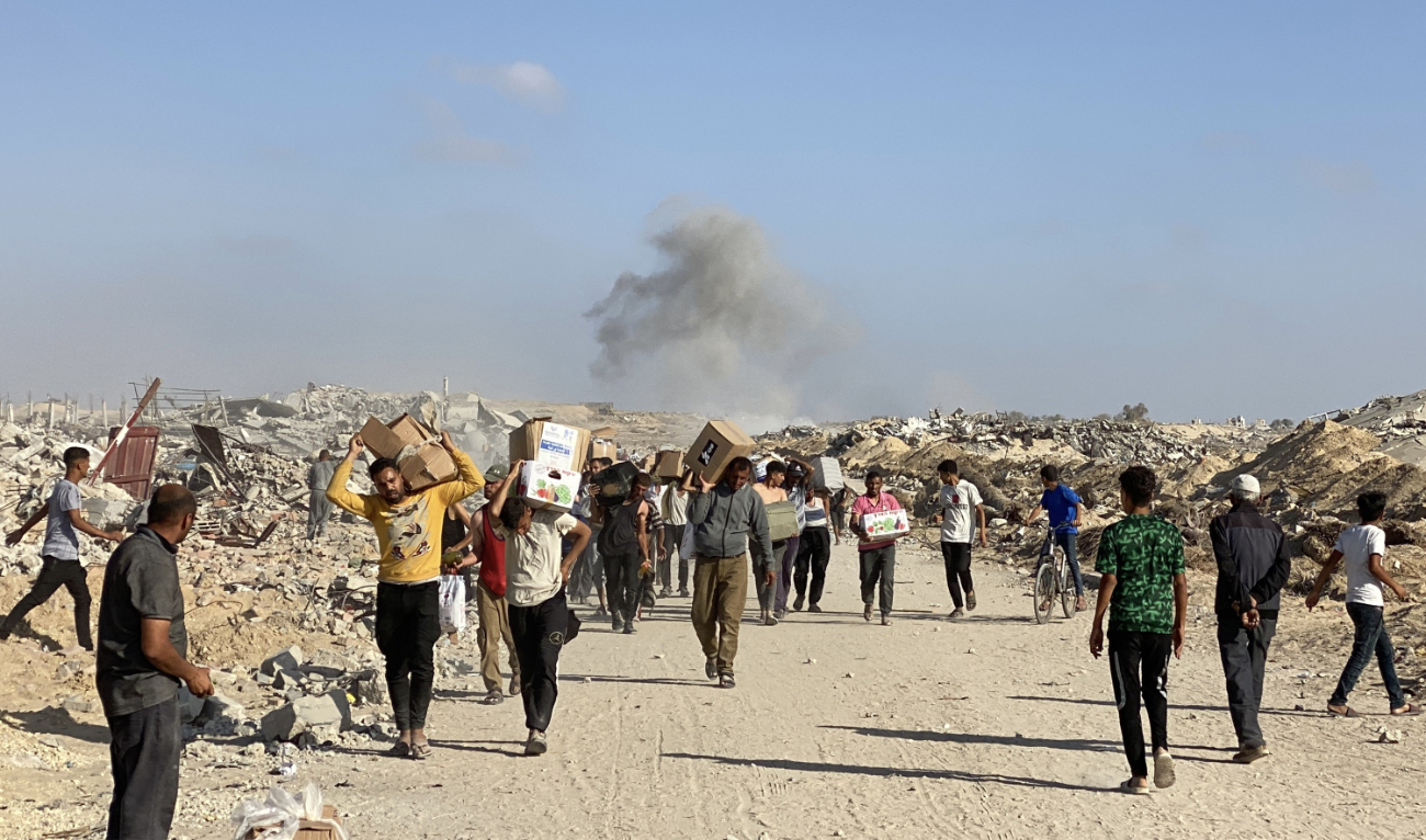 Displaced Palestinians receive food packages from a US-backed foundation pledging to distribute humanitarian aid in western Rafah in the southern Gaza Strip on May 27, 2025. (AFP)