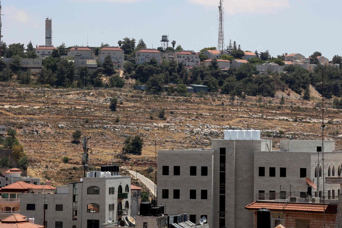 This picture shows houses in the Israeli settlement of Psagot in the occupied West Bank, located on Tawil hill adjacent to the Palestinian cities of Ramallah and Al-Bireh, on May 29, 2025. (AFP)