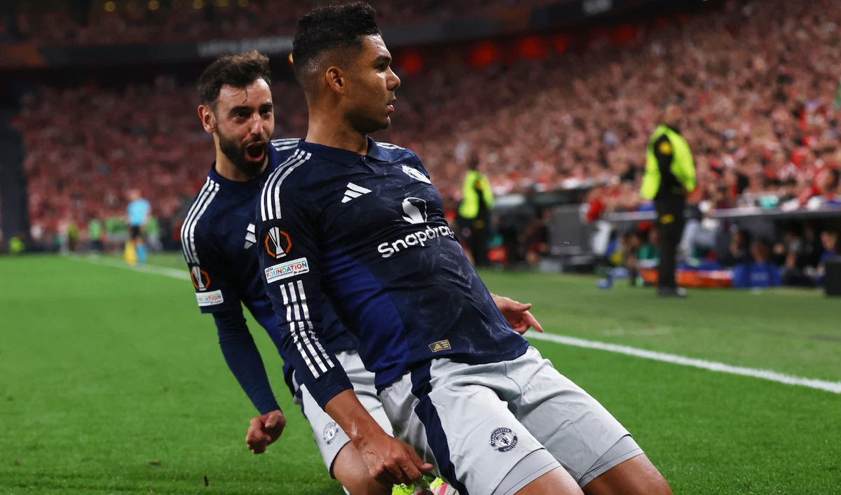 Manchester United's Casemiro celebrates scoring their first goal with Bruno Fernandes. (Reuters)