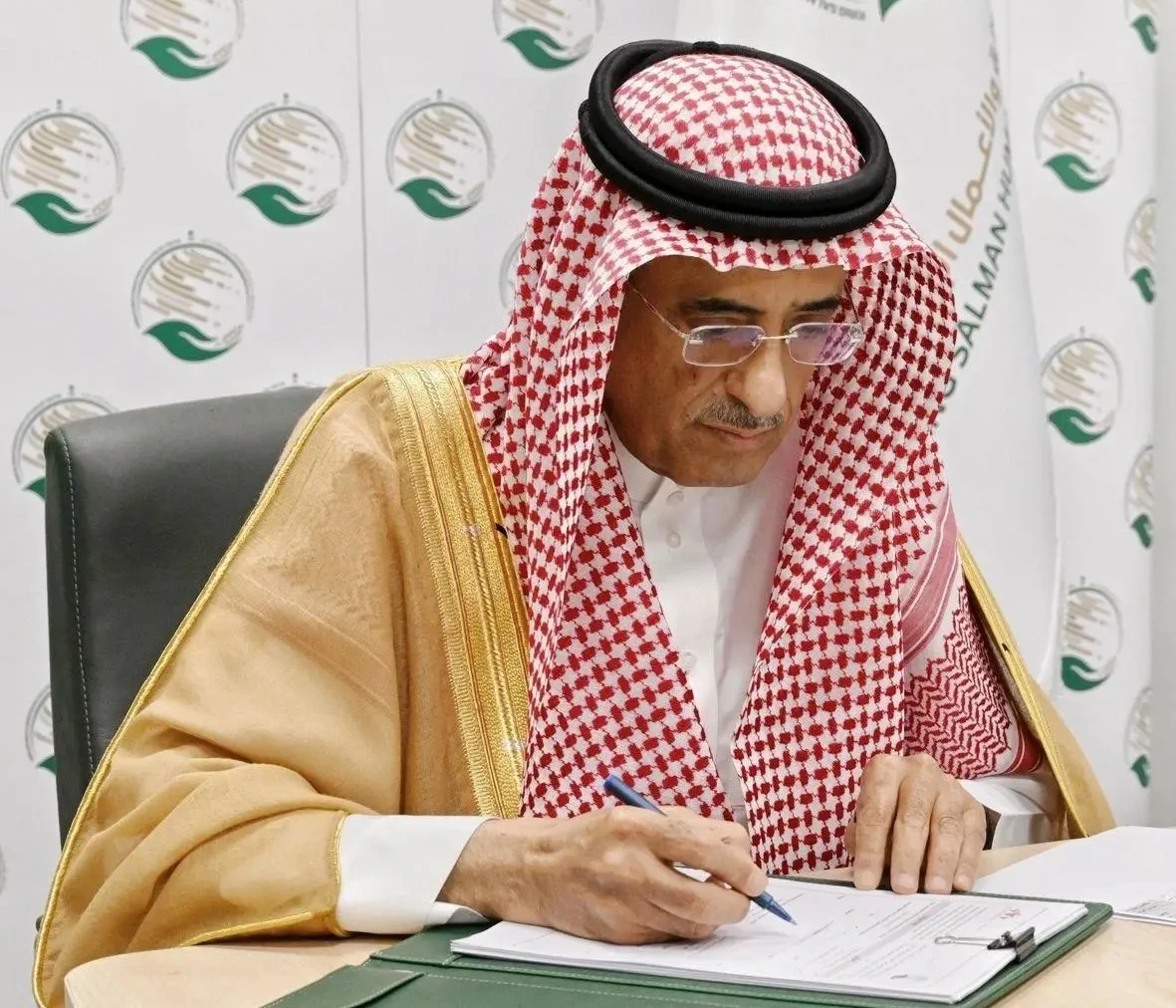 Ahmed bin Ali Al-Baiz, KSrelief’s Assistant Supervisor-General for Operations and Programs, signed the program on behalf of the aid agency. (SPA)