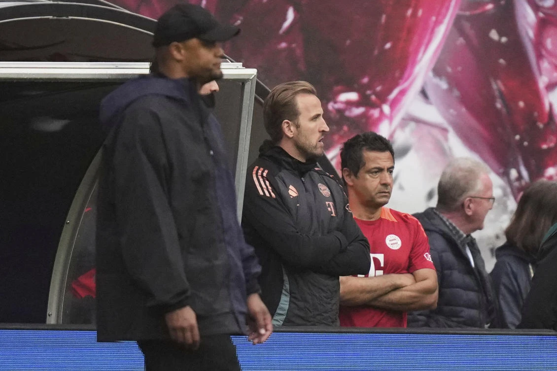 Bayern’s Harry Kane and head coach Vincent Kompany react after Leipzig’s Yussuf Poulsen, scored his side’s third goal during their Bundesliga match at the Red Bull Arena in Leipzig, May 3, 2025. (AP)