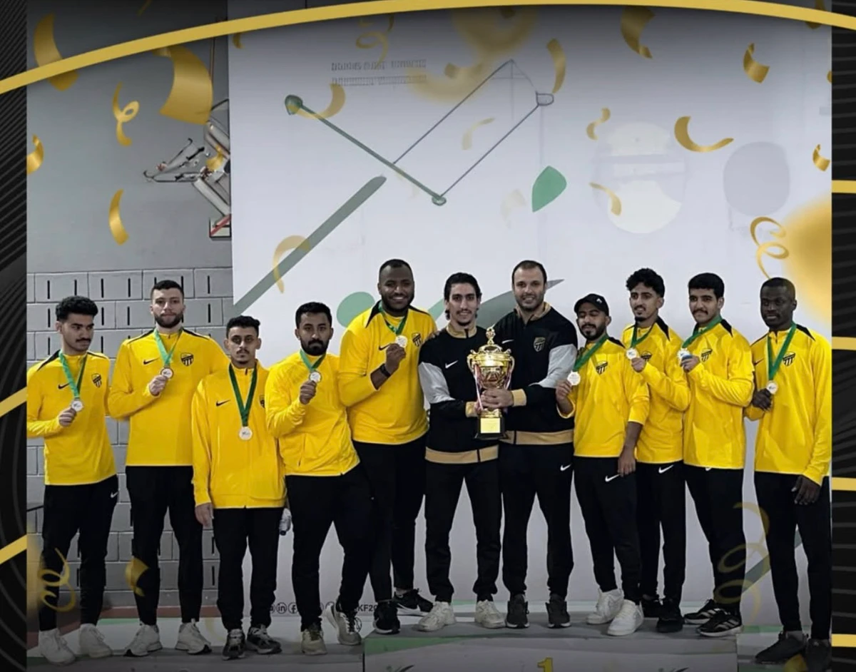 Members of the Al-Ittihad Jeddah Basketball Club pose for a souvernir photo after receiving their latest trophy earlier this week. (Instagram: alittihadsports)