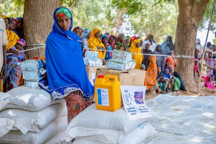 Villagers collect emergency WFP food assistance supported by the European Union in Niger's western Tahoua region. (Photo courtesy of WFP/Amadou Sani Dan Salaou)