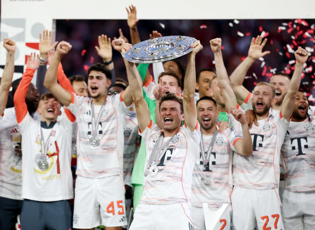 Bayern Munich’s Thomas Muller lifts the Meisterschale trophy after winning the Bundesliga following their match against Borussia Moenchengladbach — Allianz Arena, Munich, May 10, 2025. (Reuters)