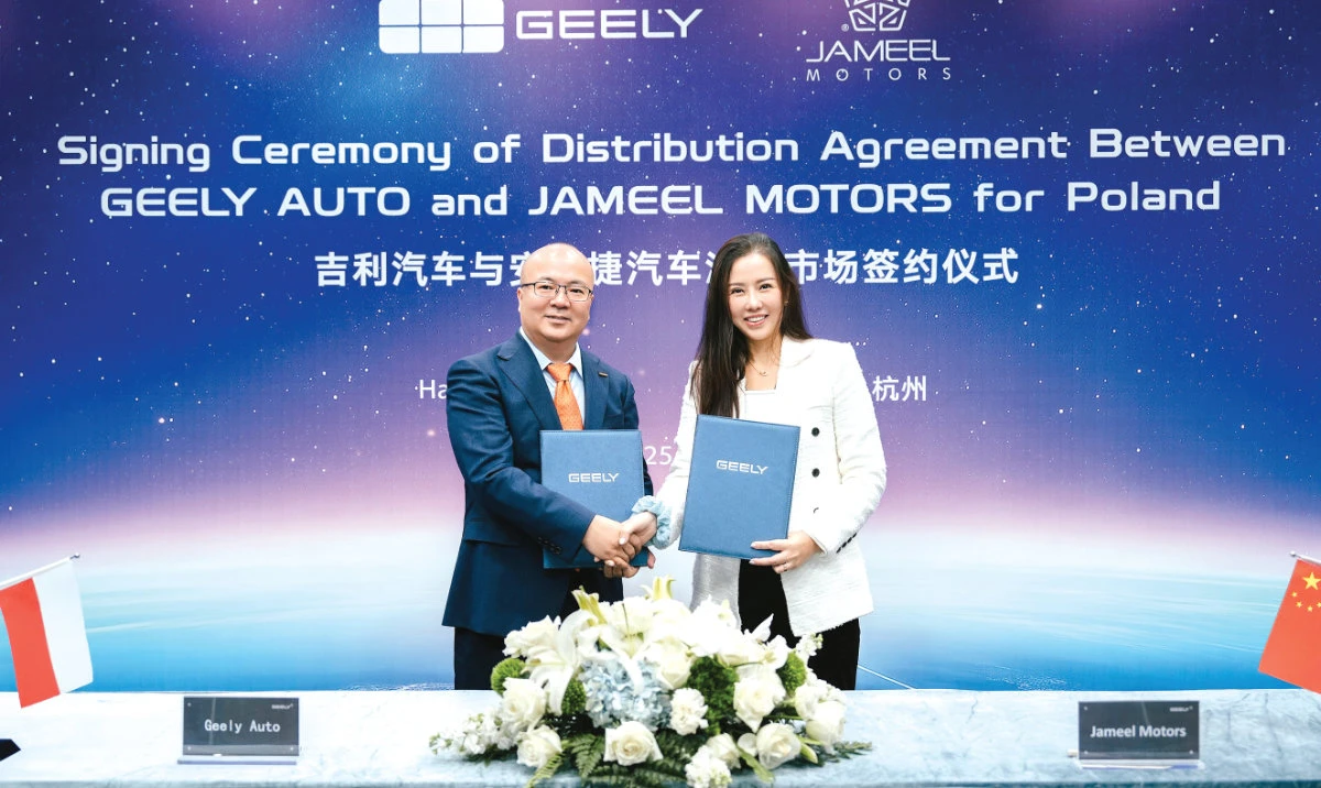 Moe Wong, vice president of Geely Auto, and Jasmmine Wong, CEO — Jameel Motors, sign the distribution agreement.