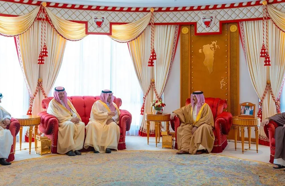 Bahrain’s King Hamad bin Isa Al-Khalifa met with Saudi Arabia’s Minister of Education, Yousef bin Abdullah Al-Bunyan, at Al-Sakhir Palace on Sunday during the latter’s visit to sign an agreement for the completion of King Abdullah bin Abdulaziz Medical City. (SPA)