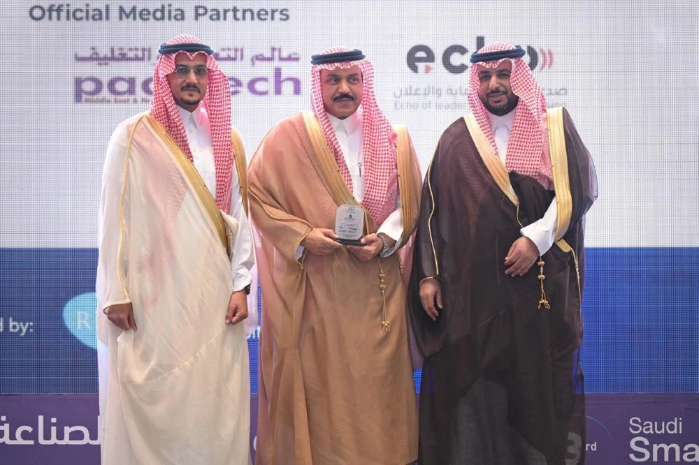 Abdulaziz Al-Ahmadi, deputy minister of industrial development (right) and Prince Saud bin Turki bin Faisal bin Abdulaziz, chairman Riyadh Exhibition Co. (left) felicitating a sponsor at Riyadh International Industry Week 2025. (Supplied)