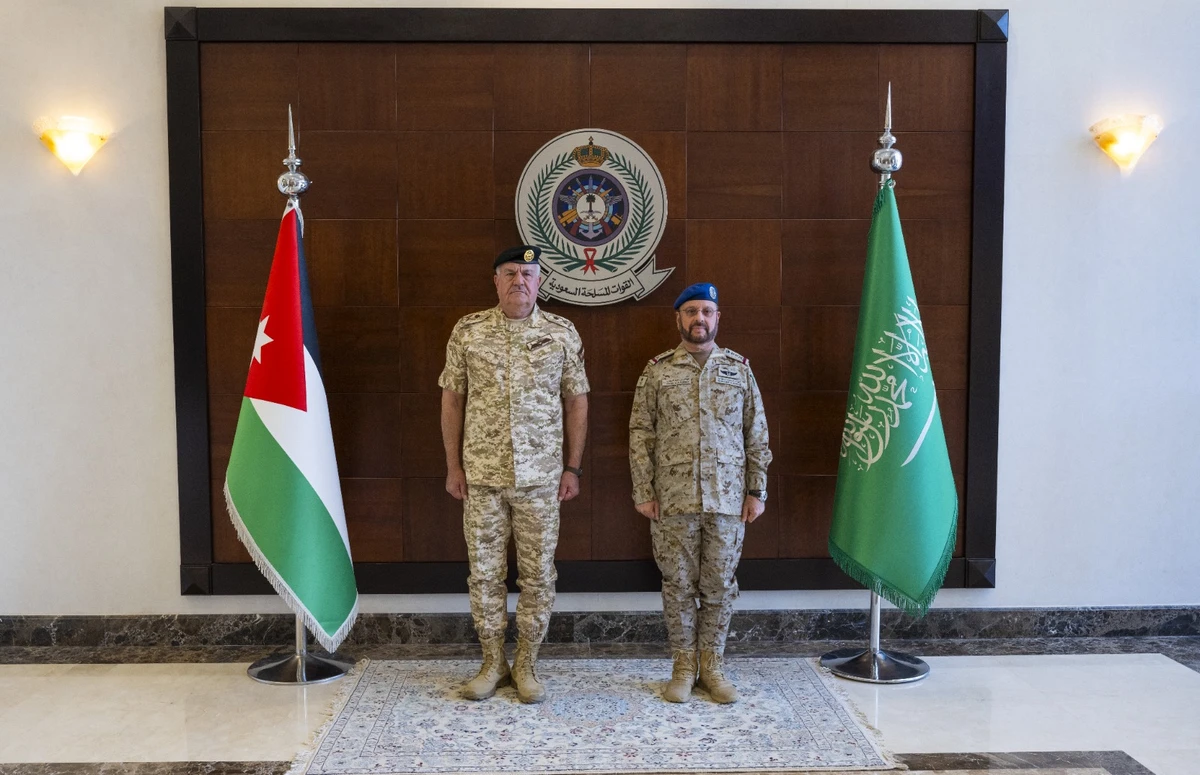 Maj. Gen. Yousef Ahmed Al-Hunaiti, chairperson of the Joint Chiefs of Staff of the Jordanian Armed Forces, and his Saudi counterpart, Gen. Fayyadh Al-Ruwaili, in Riyadh. (Petra)
