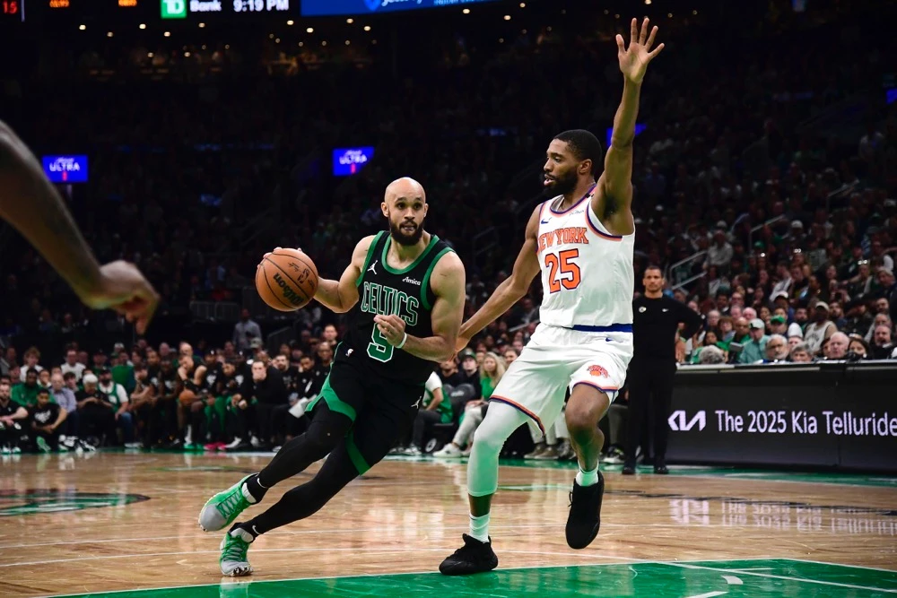 New York Knicks forward Mikal Bridges defends Boston Celtics guard Derrick White, left. (Imagn Images)