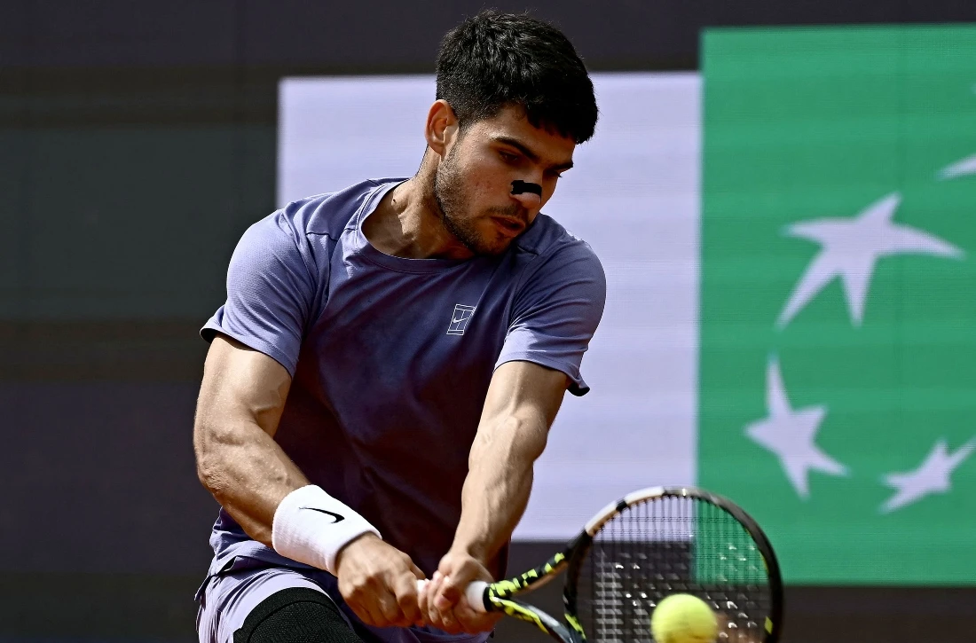 Spain’s Carlos Alcaraz plays a backhand return to Britain’s Jack Draper during their quarterfinal match at the ATP Rome Open tennis tournament at the Foro Italico in Rome on Wednesday. (AFP)