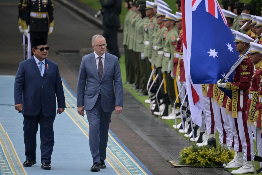 Indonesian President Prabowo Subianto and Australian Prime Minister Anthony Albanese inspect the presidential honor guard at the Presidential Palace in Jakarta on May 15, 2025. (AFP)