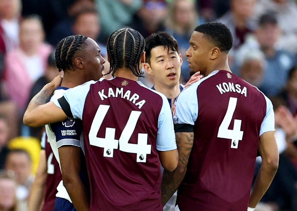Villa and Spurs players quarrel. (Action Images/Reuters)