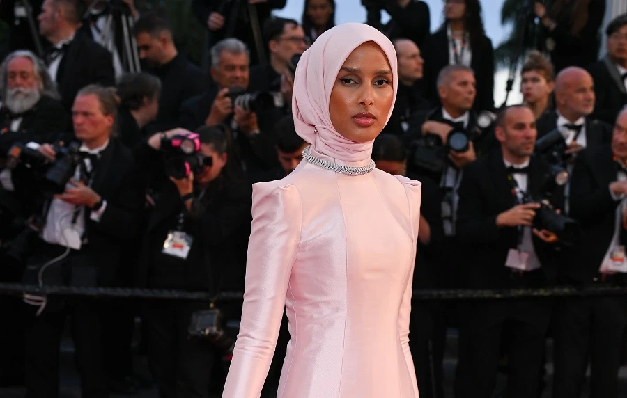 The model showed off a blush pink-toned look, complete with a drop waist, on the red carpet ahead of the premiere of “Die, My Love.” (Getty Images)