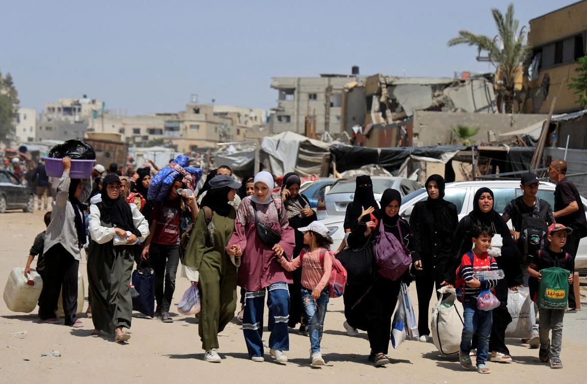 Palestinians make their way with belongings as they flee their homes after the Israeli military issued orders for evacuation from eastern Khan Younis, in the southern Gaza Strip, May 19, 2025. (Reuters)