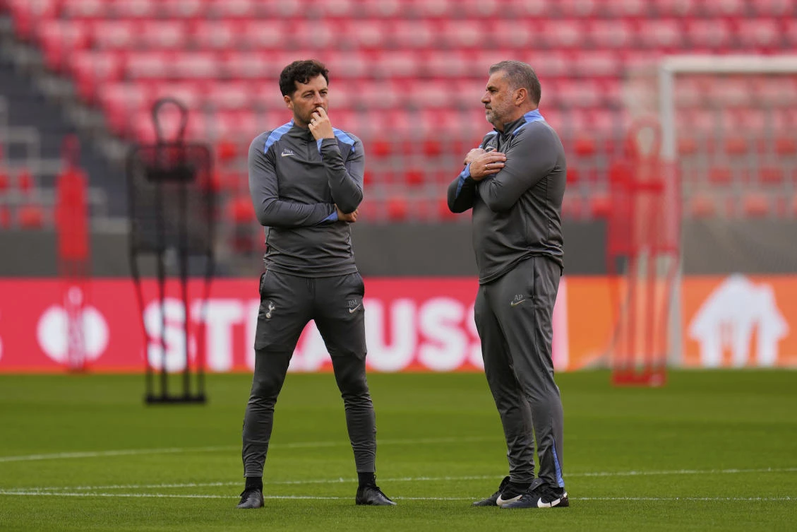 Tottenham’s head coach Ange Postecoglou speaks with his assistant during a training session ahead of the Europa League final match against Manchester United at the San Mames Stadium in Bilbao, May 20, 2025. (AP)