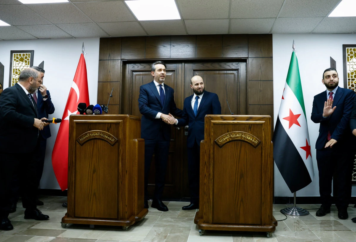 Syrian Minister of Energy Mohammed Al-Bashir shakes hands with Turkish Minister of Energy Alparslan Bayraktar at a press conference in Damascus on May 22, 2025. (REUTERS)