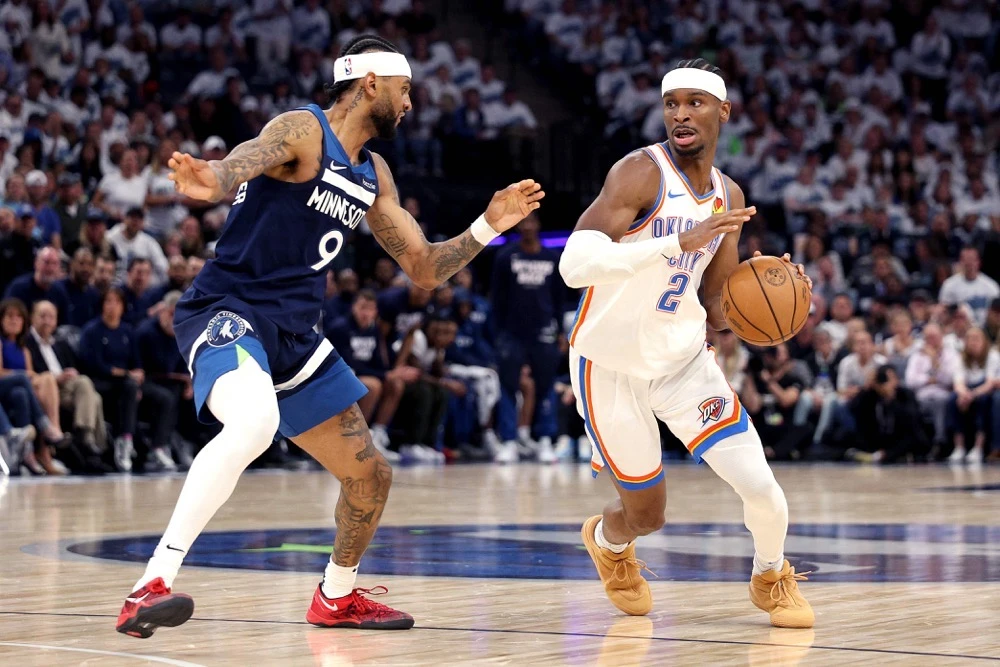 Shai Gilgeous-Alexander #2 of the Oklahoma City Thunder drives to the basket against Nickeil Alexander-Walker #9 of the Minnesota Timberwolves. (Getty Images/AFP)