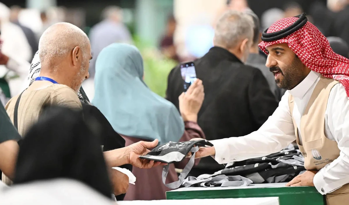 Saudi volunteers are providing support and assistance to pilgrims upon their arrival to ensure a smooth, spiritual journey. (SPA)