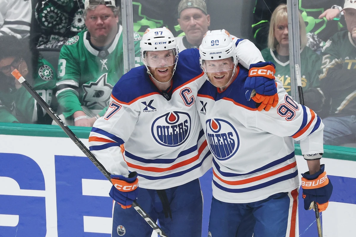 Corey Perry of the Edmonton Oilers celebrates with teammate Connor McDavid after scoring. (Getty Images/AFP)