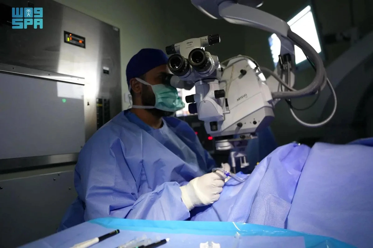 A medical team at Eye Health Center of King Abdullah Medical City in Makkah work to fix the eye of an Egyptian pilgrim who experienced sudden vision loss. (SPA)