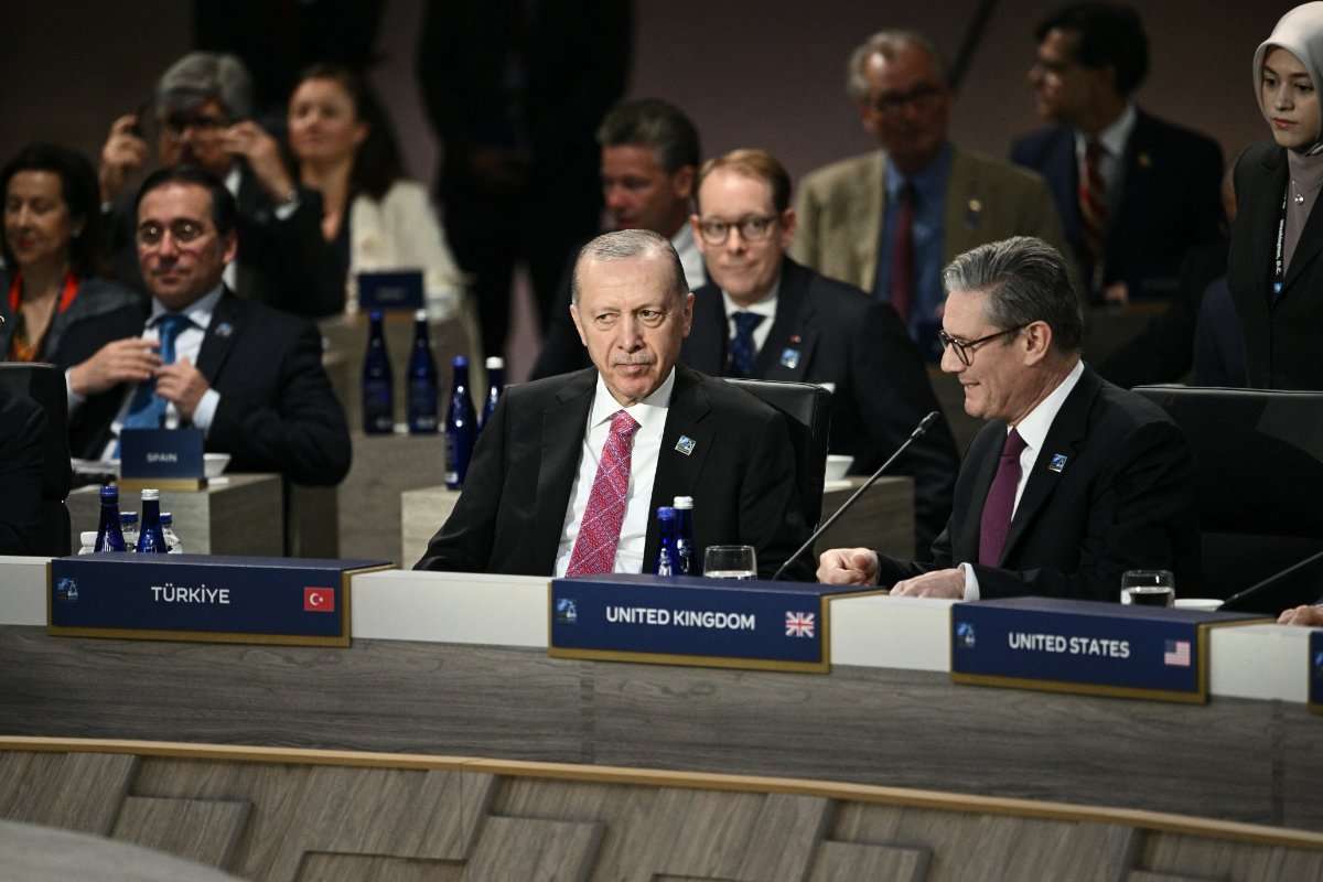 UK PM Keir Starmer (R) speaks with Turkish President rdogan during a NATO Summit in Washington on July 11, 2024. (AFP)