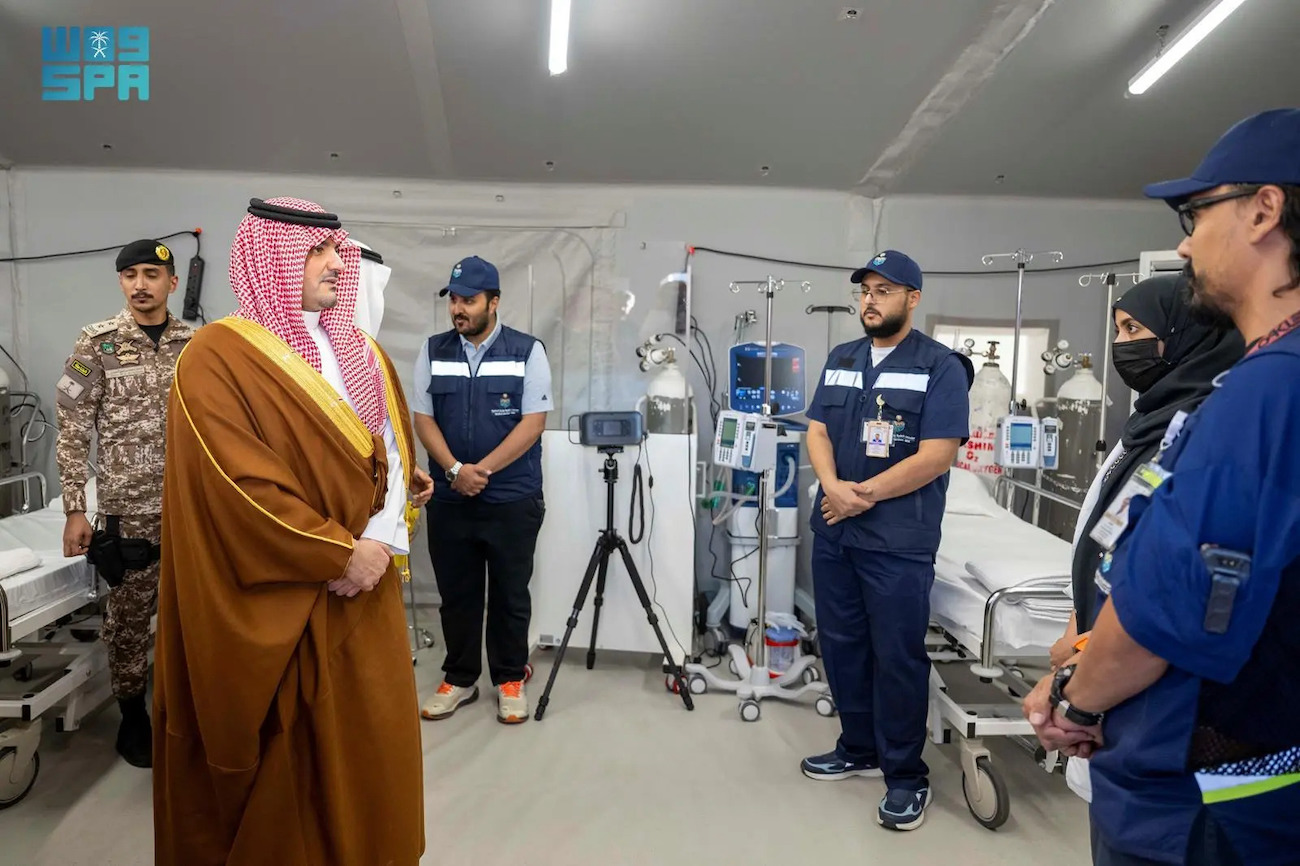 Saudi Arabia’s Interior Minister Prince Abdulaziz bin Saud bin Naif opens a field hospital in Arafat. (SPA)